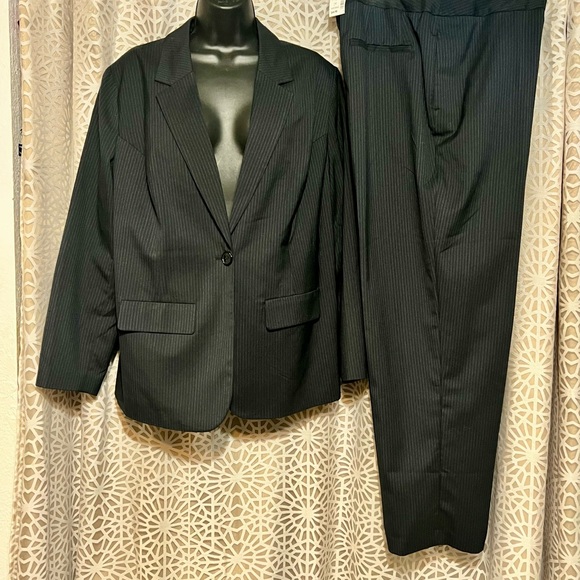 Vintage Avenue  Woman’s Pinstripe Blazer and Pants Set size 16 - Picture 10 of 11